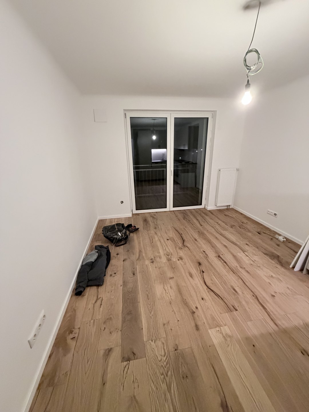 Wohnraum mit Balkontür nach der Sanierung durch Isar Constructions
